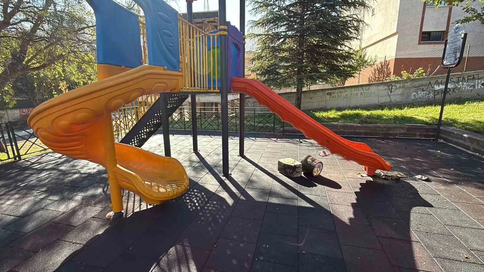 Çocuk parkındaki kaydıraklara yanık yağ döktüler