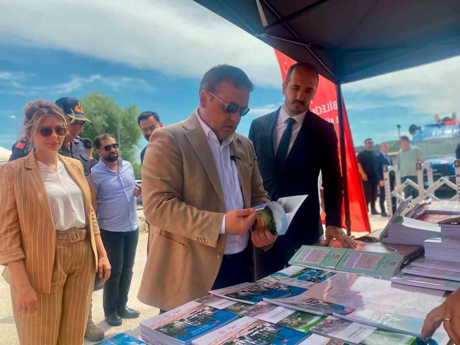Çocuklar gezici kütüphanede kitap okudu