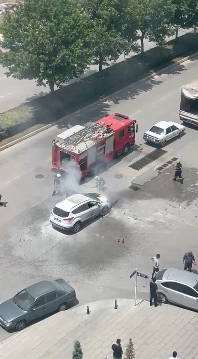 Çorum’da cipte çıkan yangını vatandaşlar ve polis söndürdü