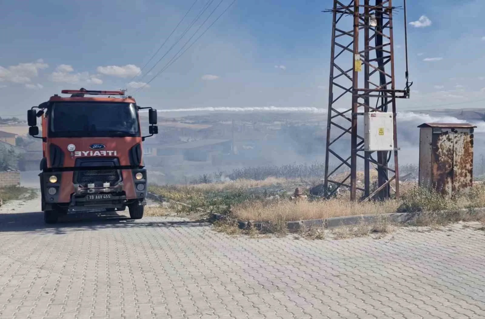 Çorum’da örtü yangınını itfaiye söndürdü