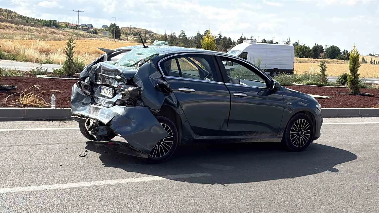 Çorum’da tır ile çarpışan otomobil kullanılmaz hale geldi