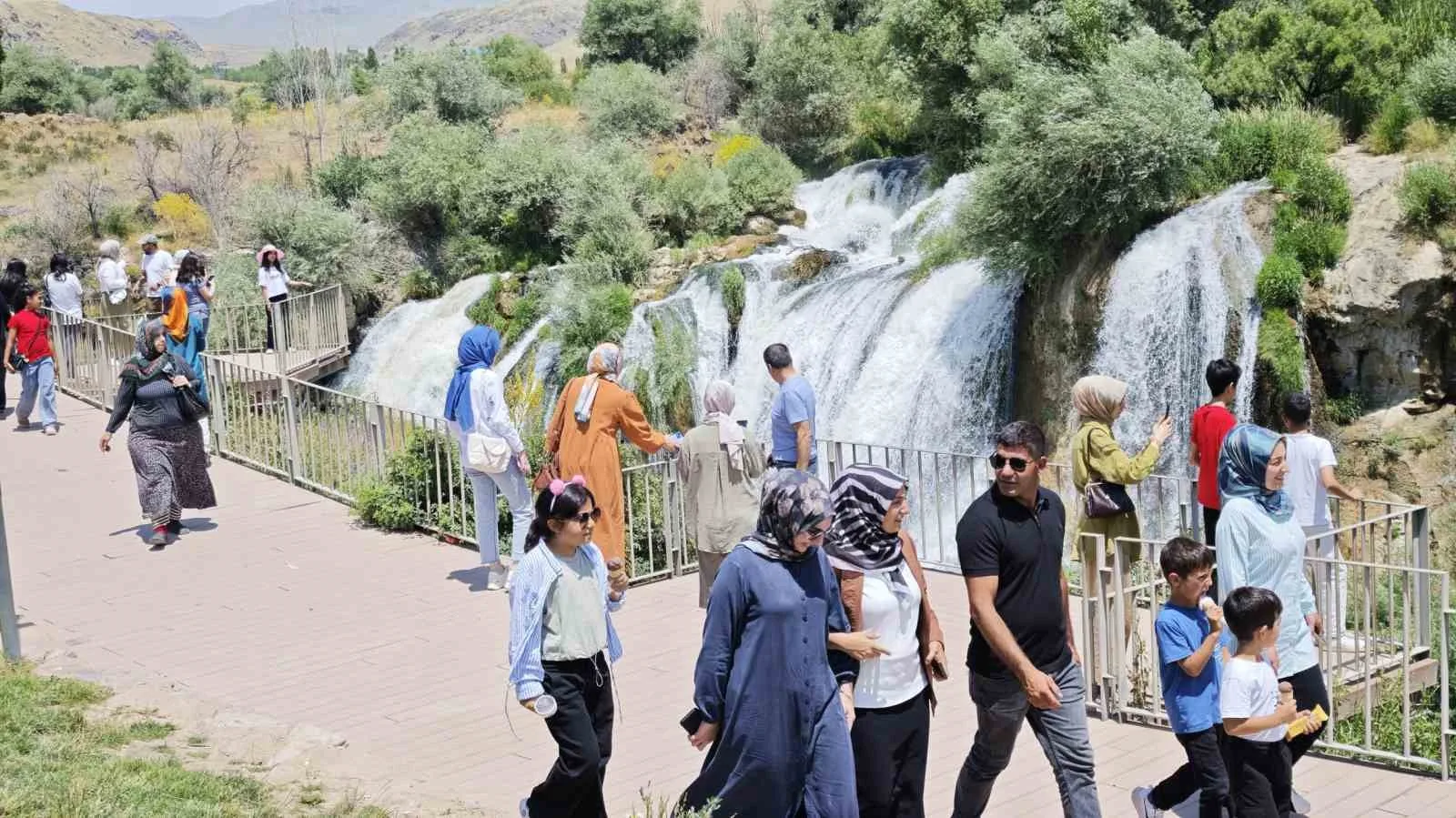 Debisi yükselen Muradiye Şelalesi’ne ziyaretçi akını