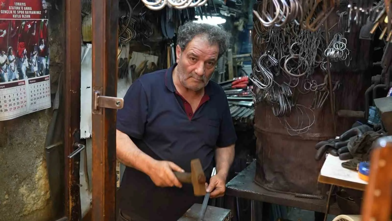 Demir ustalarının zorlu yaz mesaisi devam ediyor