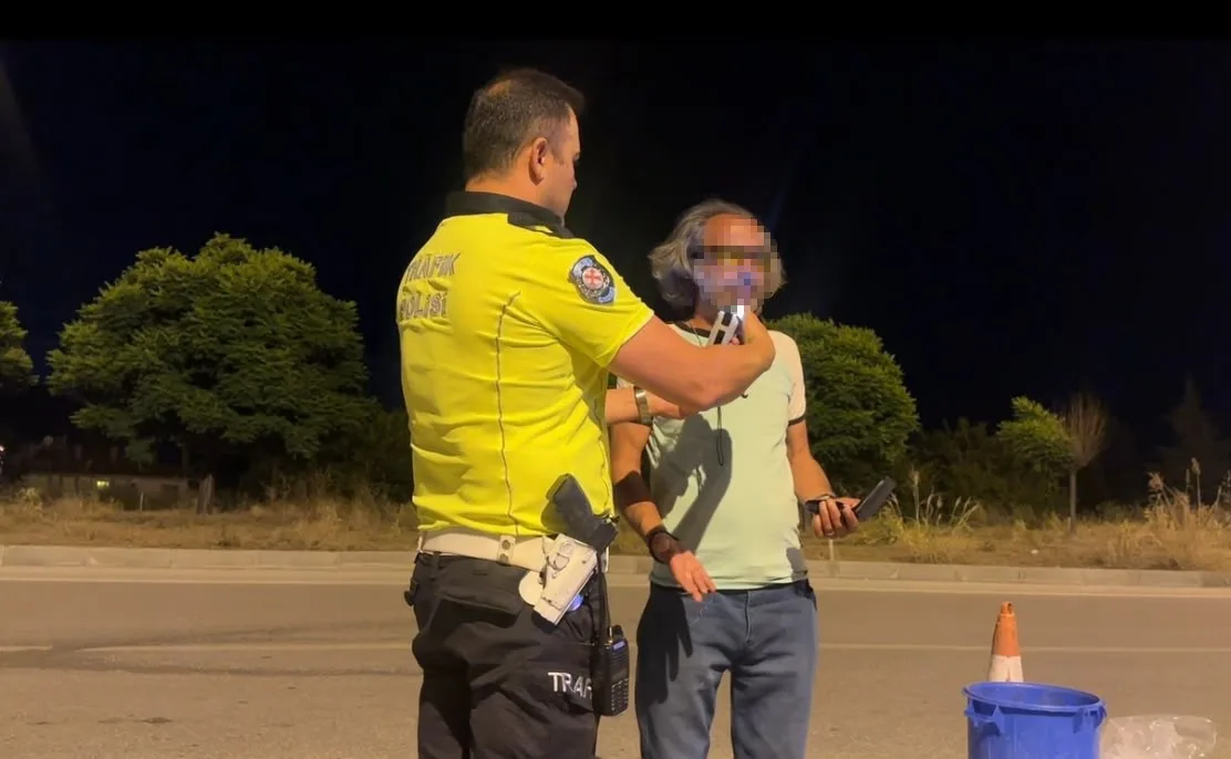 Denetim yapan polislere selam vermek için aracıyla yanlarına gitti, 3.28 promil alkollü çıktı