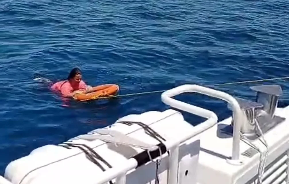 Denizde açığa sürüklenen kadın, deniz polisi tarafından kurtarıldı