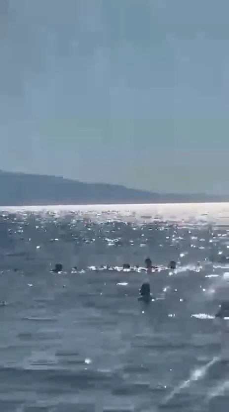 Denizde dubaların dışına çıkan baba ve iki kızı ölüm tehlikesi atlattı