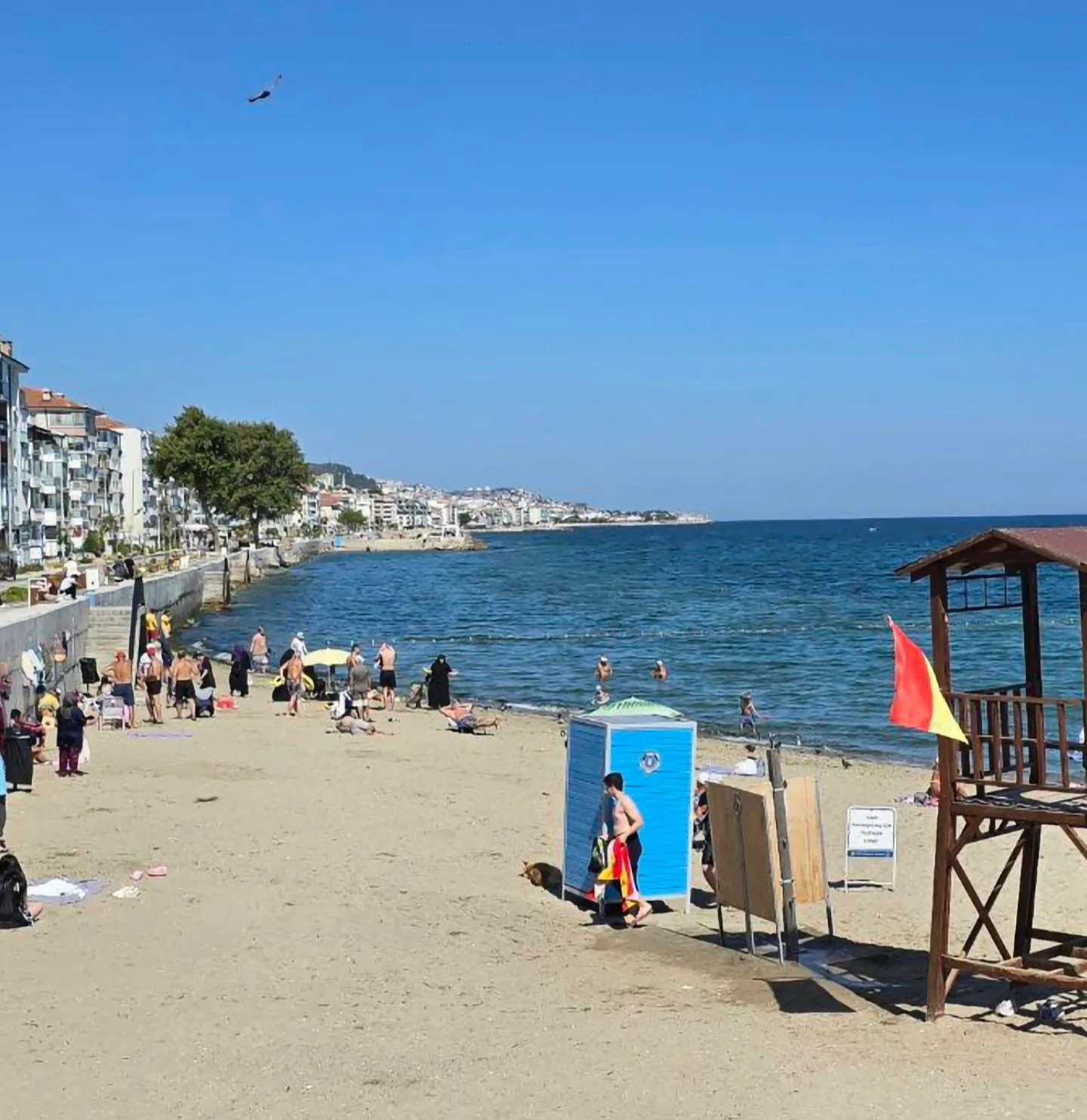 Denizde yüzüstü hareketsiz halde bulunan kişi, kaldırıldığı hastanede hayatını kaybetti