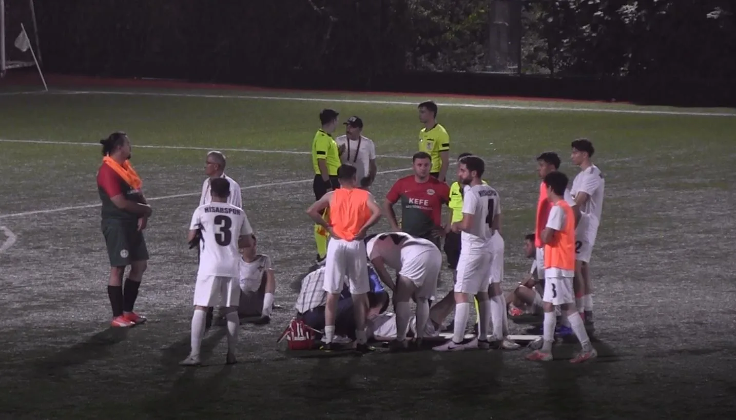Denizli’de rakibiyle çarpışan futbolcu hastaneye götürüldü