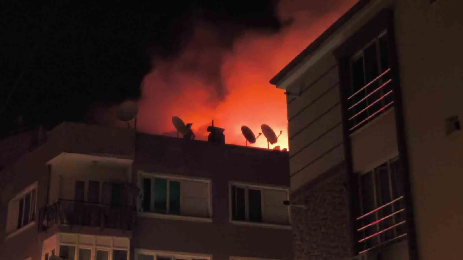 Denizli’de yanan çatıya hortumla çıkan vatandaş mahalleliye ecel terleri döktürdü