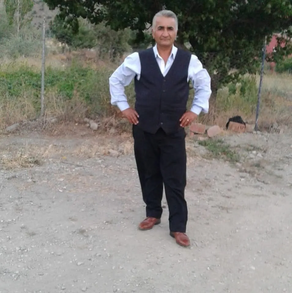Dereye devrilen traktör sürücüsü hayatını kaybetti