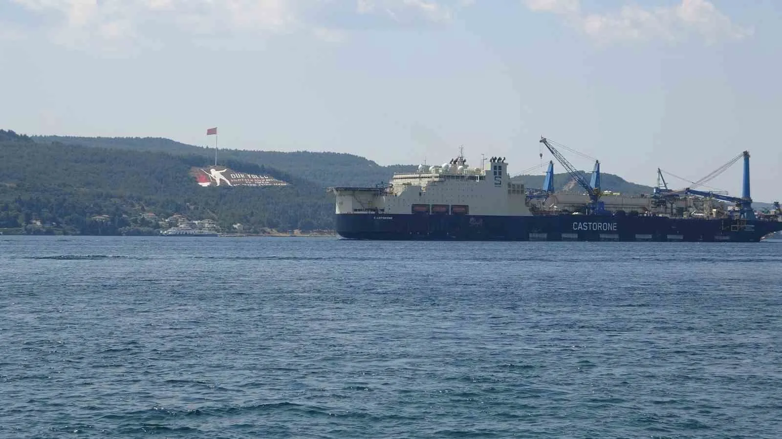Dev boru döşeme gemisi ’Castorone’ Çanakkale Boğazı’ndan geçti