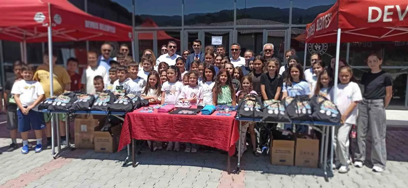 Devrek’te öğrencilere havuz malzemeleri hediye edildi