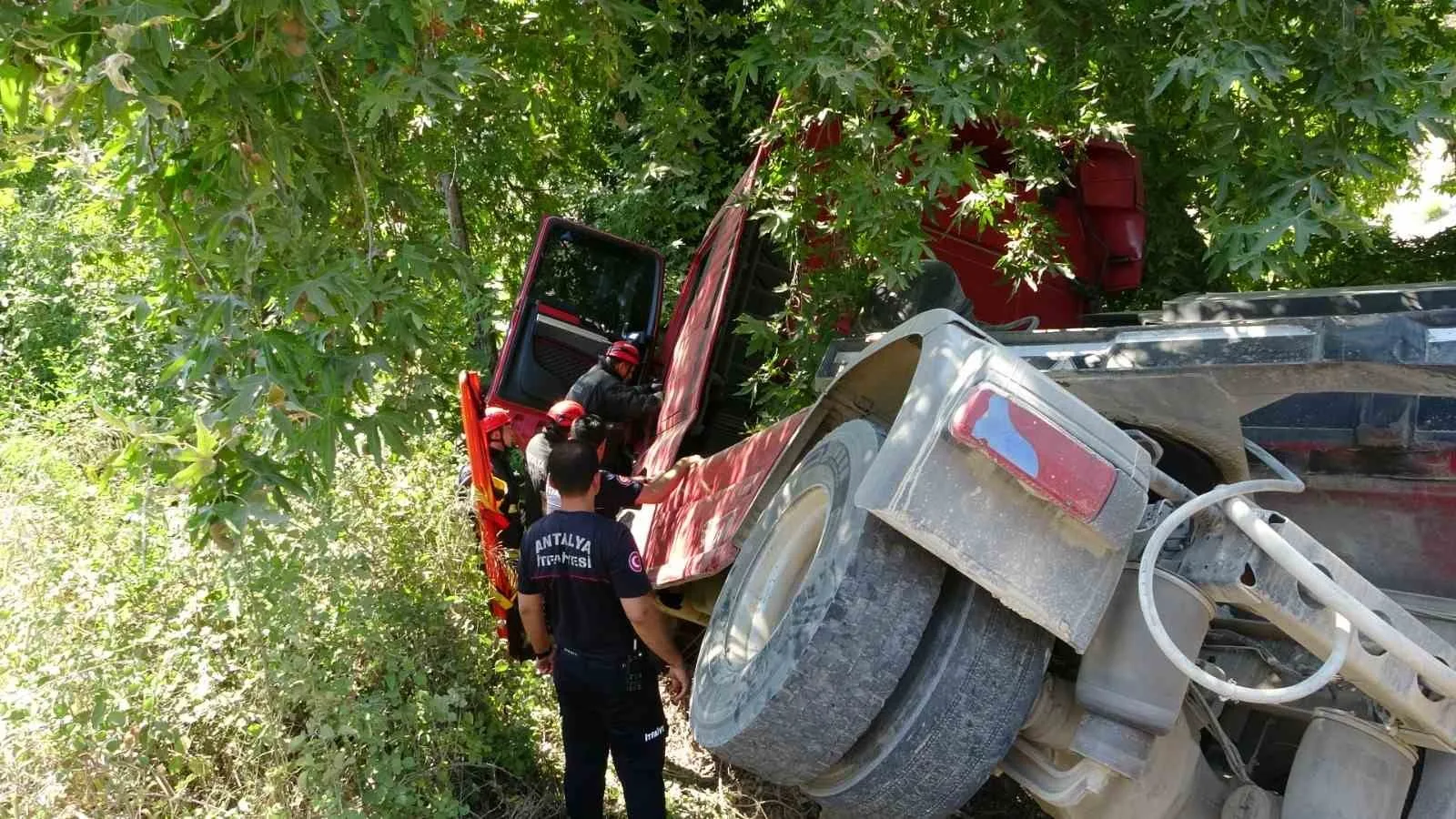 Devrilen çekici çınar ağacına takıldı sürücü araç içinde sıkıştı