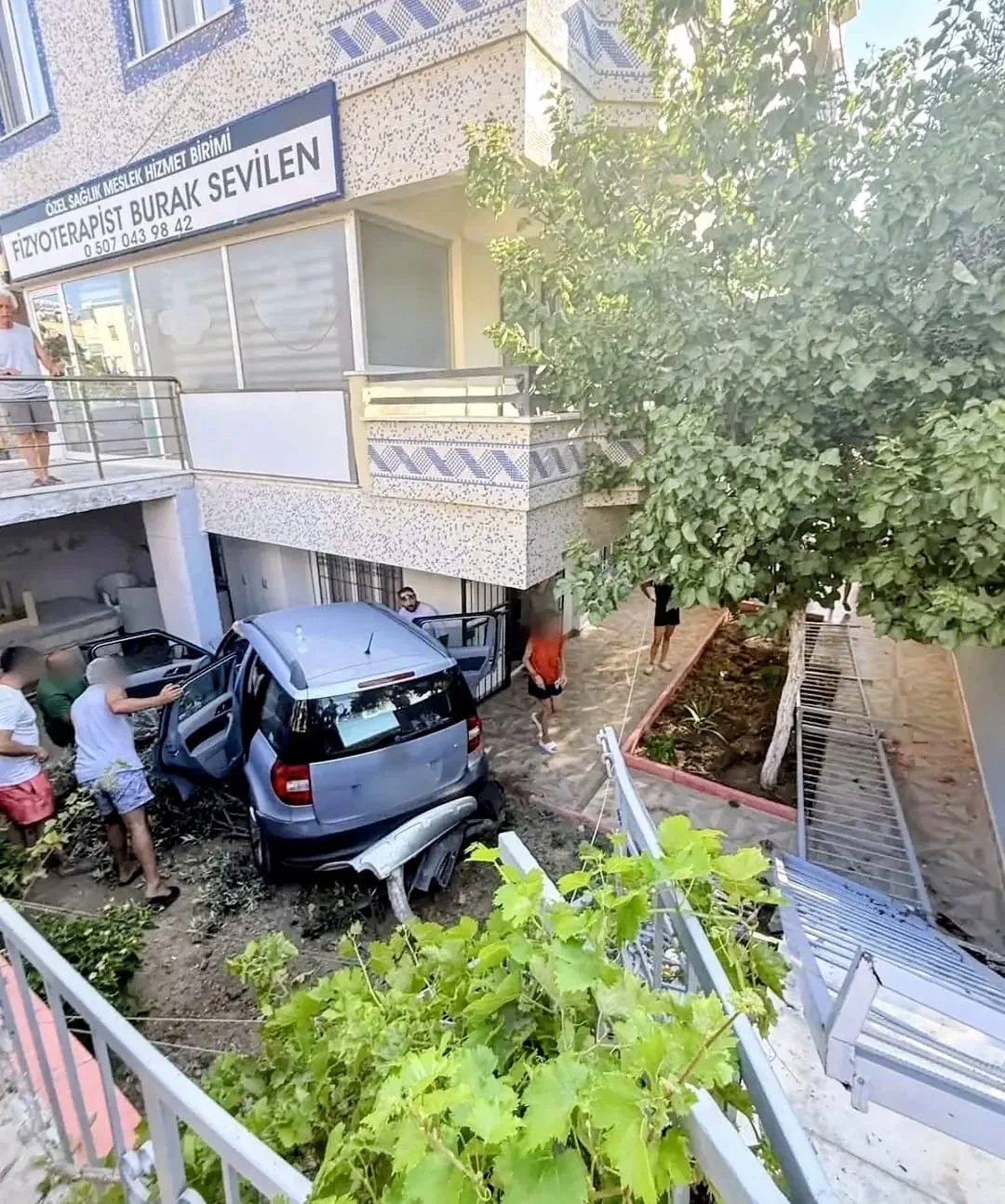 Didim’de araç evin bahçesine uçtu