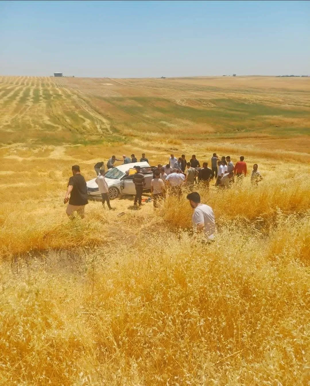 Diyarbakır’da otomobil tarlaya yuvarlandı: 5 yaralı
