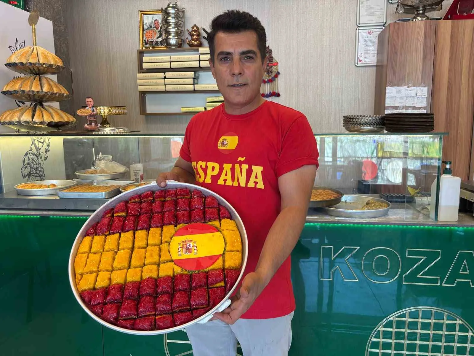 Dünyaca ünlü Gaziantep baklavası dünya şampiyonu İspanya renklerine büründü