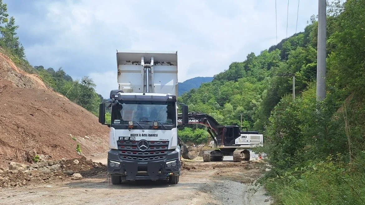 Düzce’de köy yollarında çalışmalar sürüyor