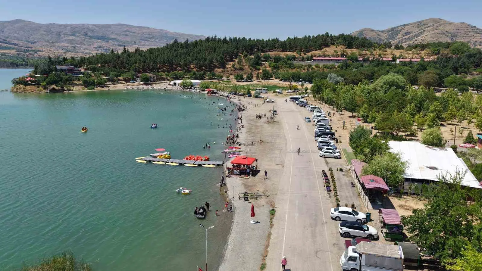 Ege ve Akdeniz sahillerini aratmayan görüntüler: Doğu’nun saklı denizi tatilcilerin akınına uğradı