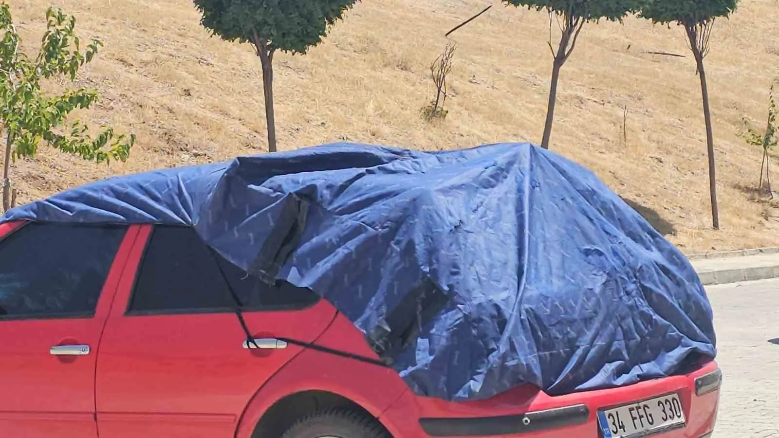 Elazığ’da araç sahiplerinden güneşe karşı önlem