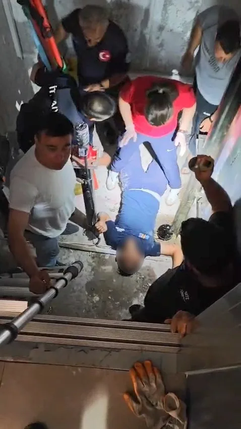 Elazığ’da asansör boşluğuna düşen genç kurtarıldı
