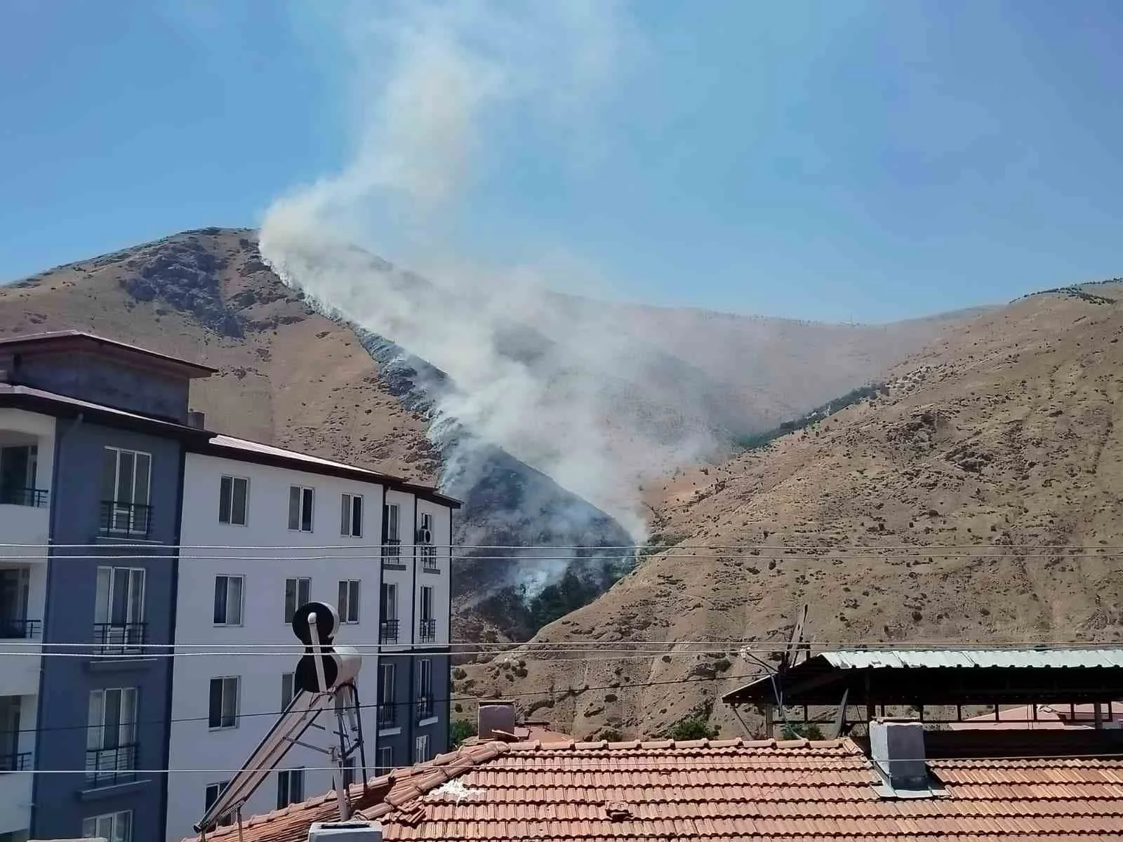 Elazığ’da dağlık alanda yangın
