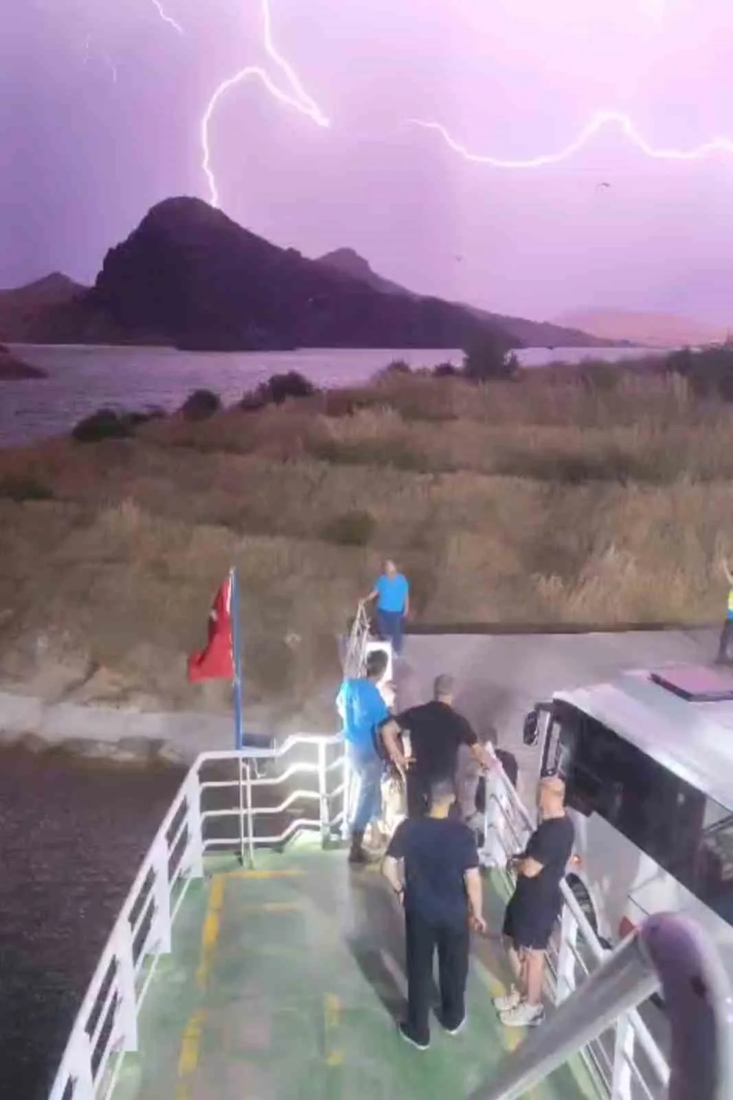 Elazığ’da fırtına etkili oldu: Feribot iskeleye yanaşamadı