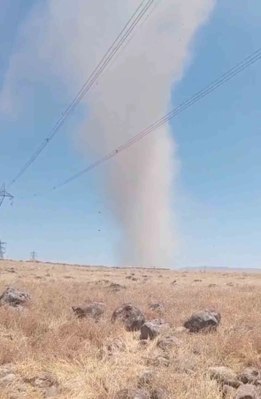 Elazığ’da korkutan hortum kamerada
