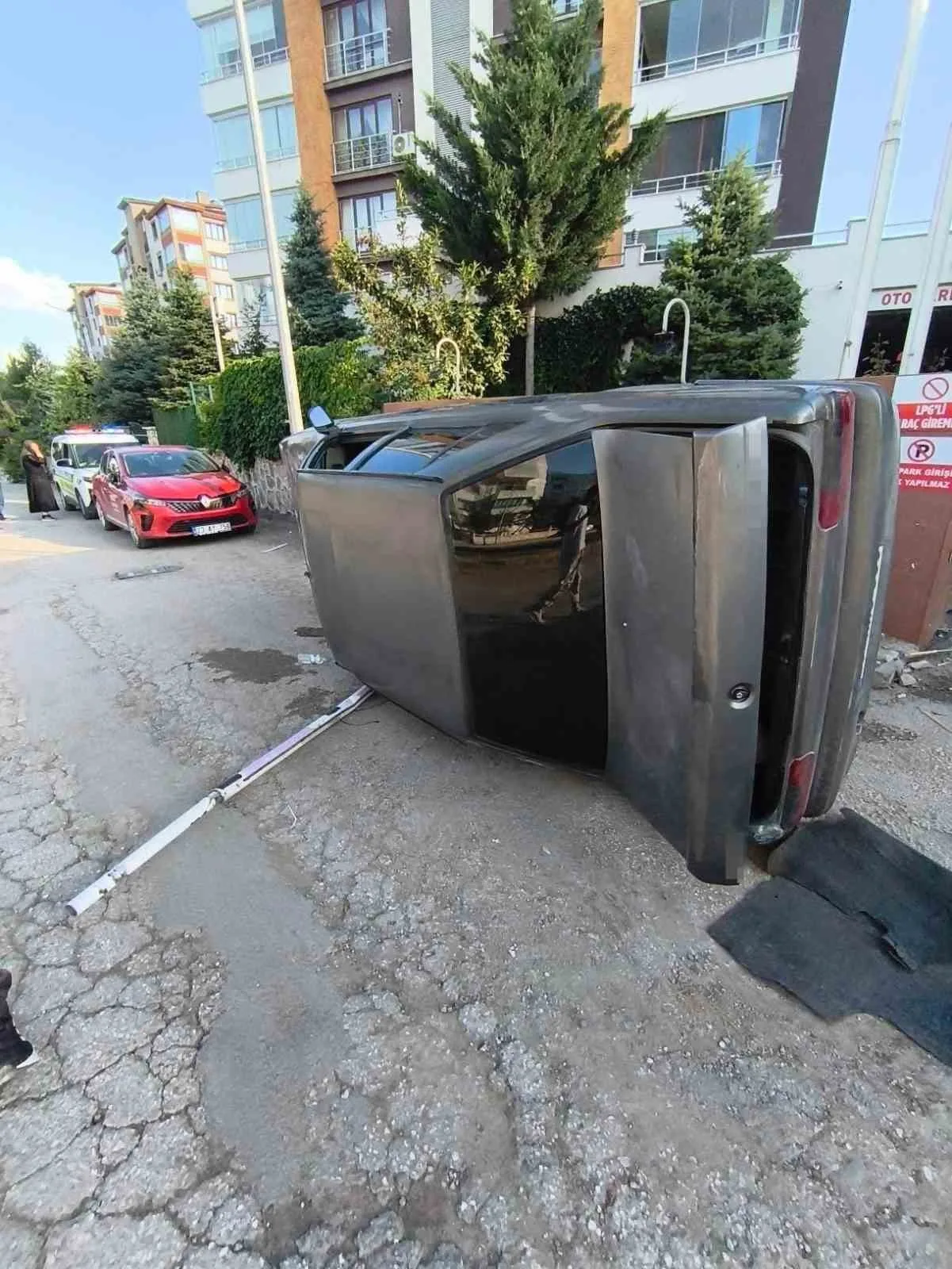 Elazığ’da otomobil yan yattı: 1 yaralı