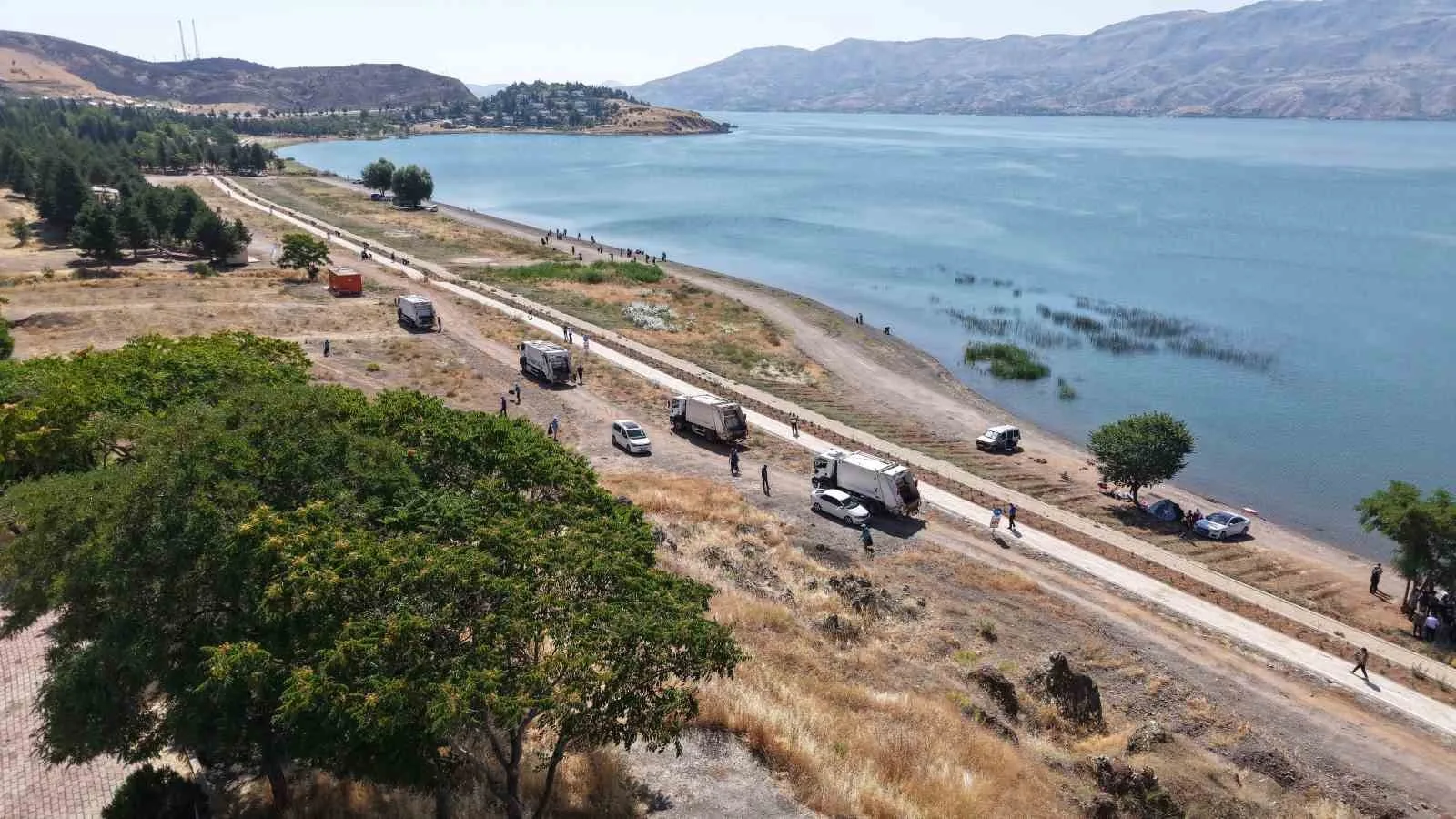 Elazığ Hazar Gölü çevresinde temizlik çalışması