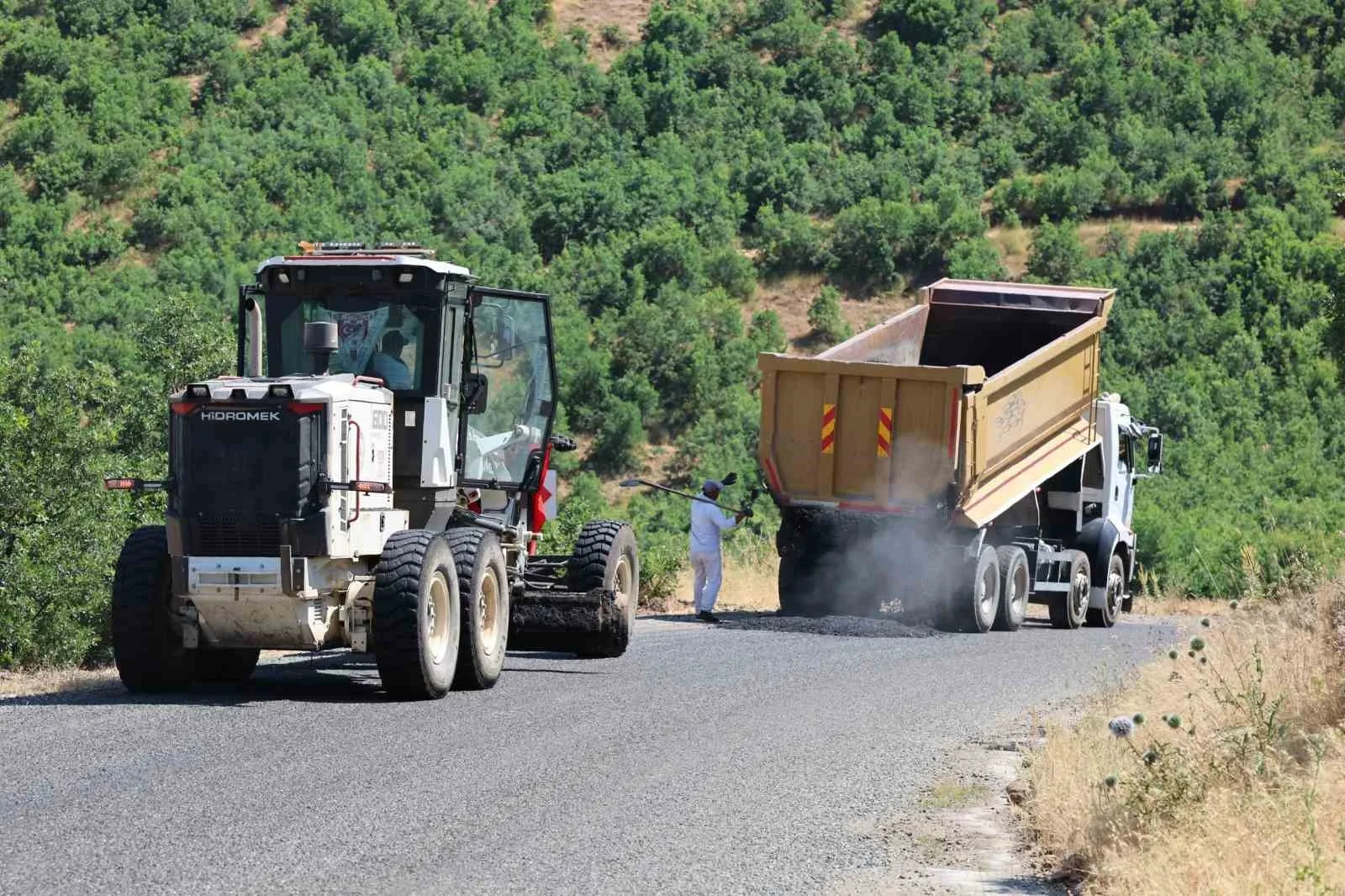 Elazığ’ın köy yollarında iyileştirme çalışmaları sürüyor