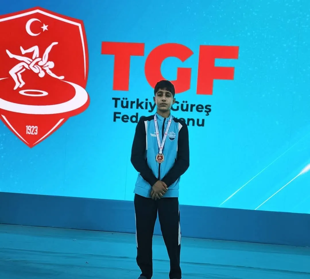 Eleşkirtli Berat Çelik minderde Türkiye şampiyonu oldu