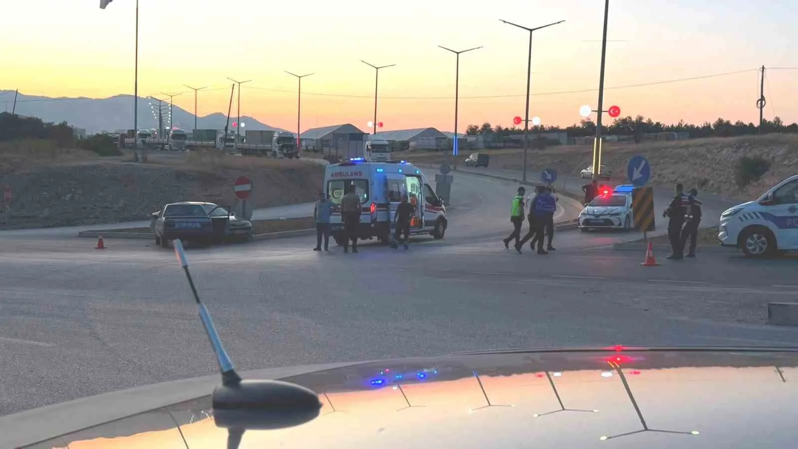 Emet’te trafik kazası: 4 kişi yaralandı, sürücü olay yerinden kaçtı