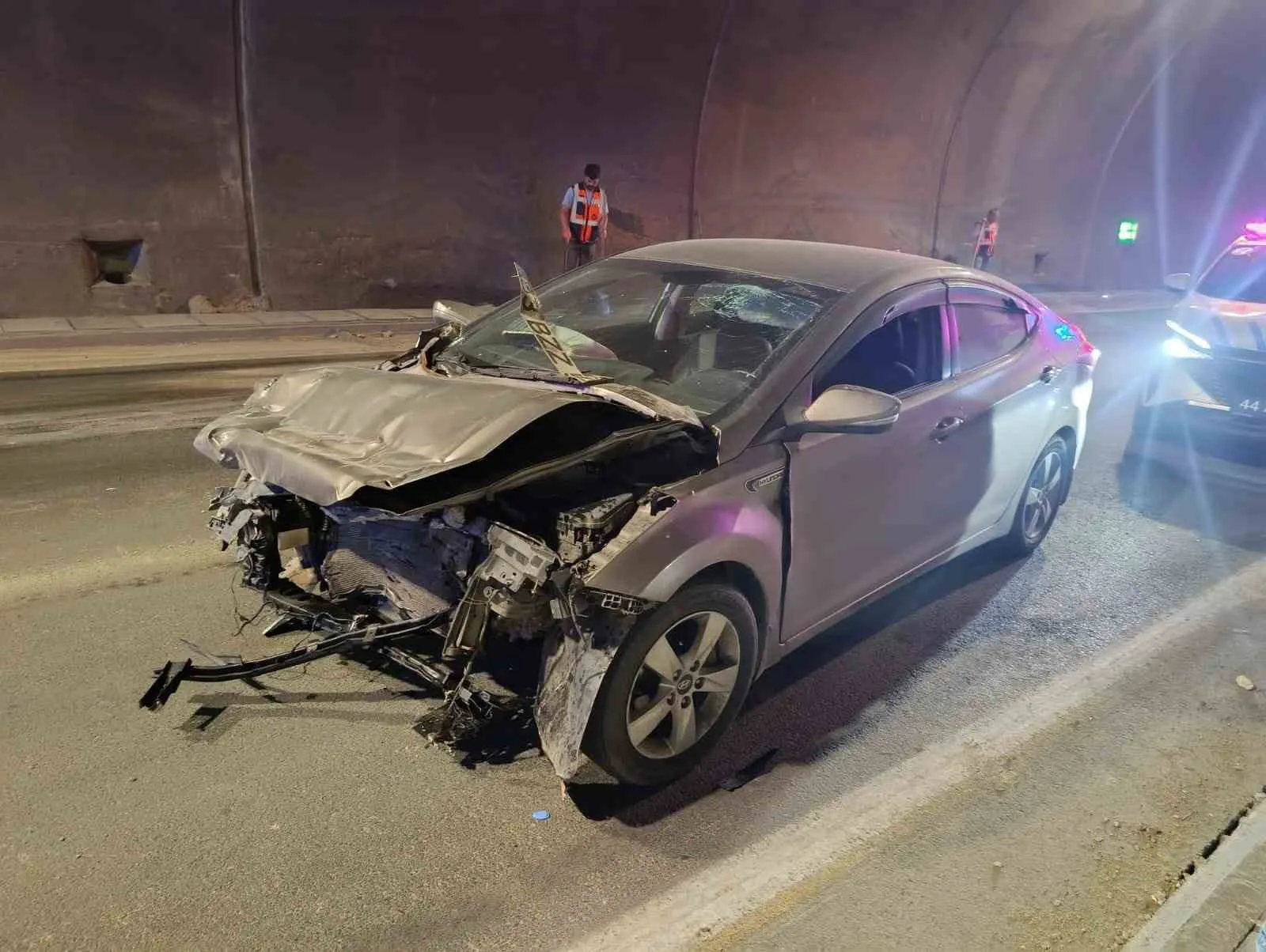 Erkenek Tüneli’nde otomobil kamyona arkadan çarptı: 1 yaralı