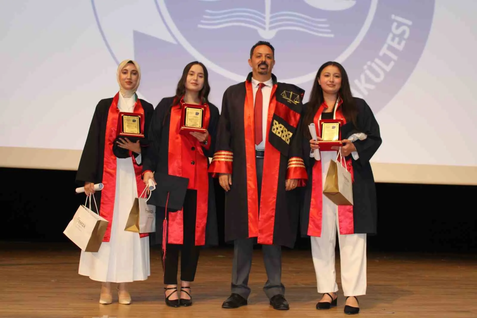 ERÜ’de 208 genç avukat mezun oldu