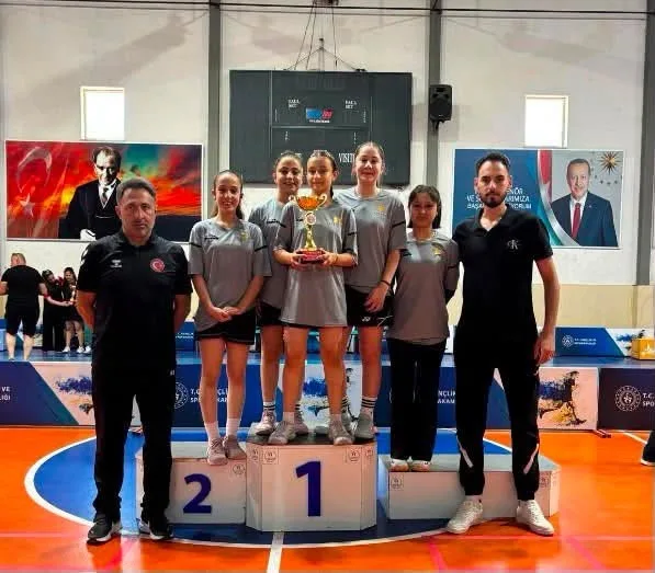 Erzincan ANALİG badmintonda kız ve erkeklerde grup birincisi oldu