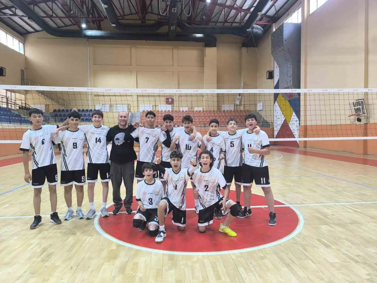 Erzincan ANALİG Erkek Voleybol Takımı yarı finale yükseldi