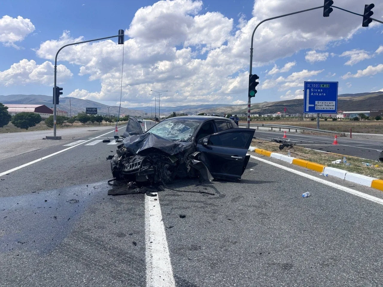 Erzincan’da 5 kişinin yaralandığı trafik kazası kamerada