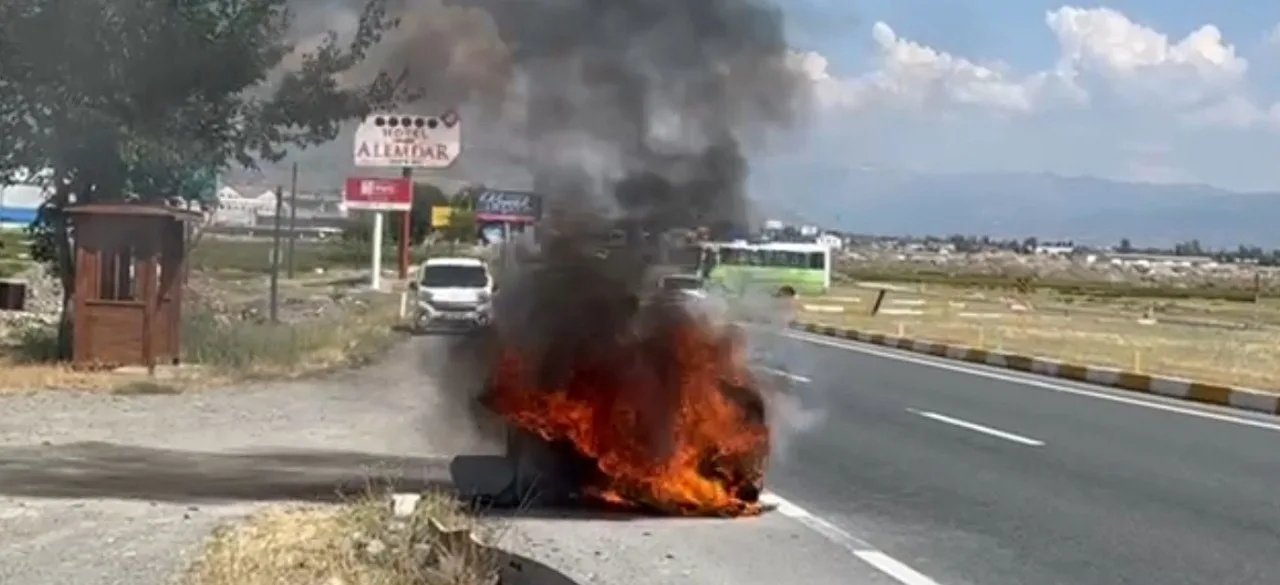 Erzincan’da otomobil küle döndü! Sürücünün sigaralı müdahalesi dikkat çekti