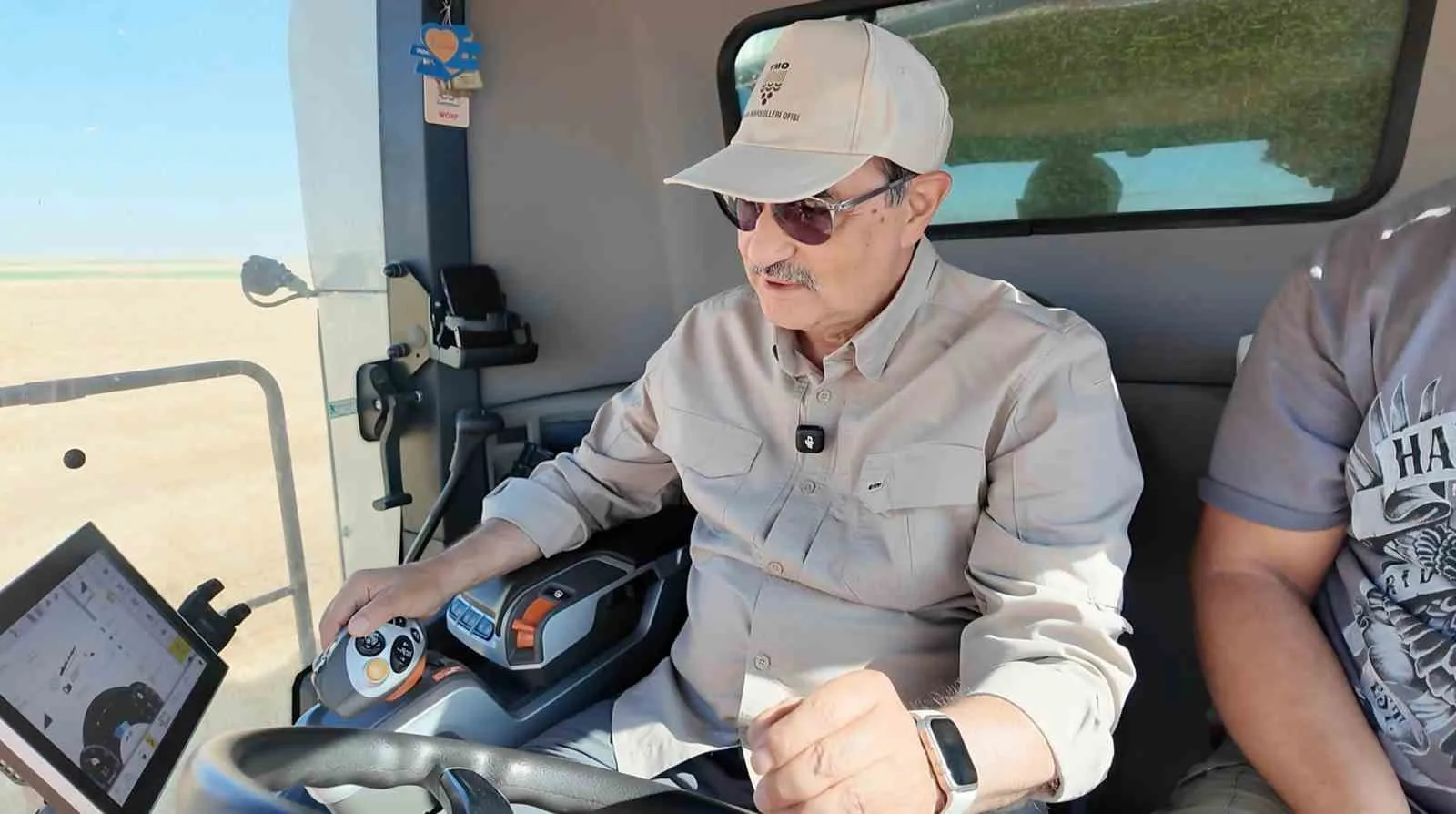 Eski Enerji ve Tabii Kaynaklar Bakanı Dönmez buğday hasadında katıldı