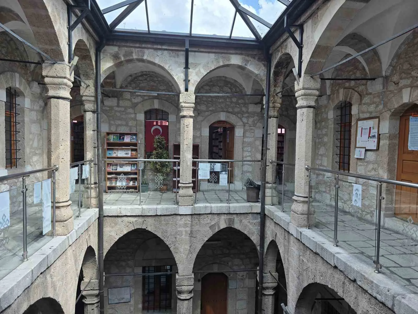 Eskiden cezaeviydi şimdi ise 36 bin kitaplık bir bilgi yuvası