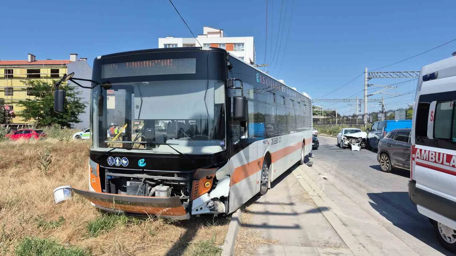 Eskişehir’de 2 belediye aracının çarptığı otomobildeki 2 kişi yaralandı