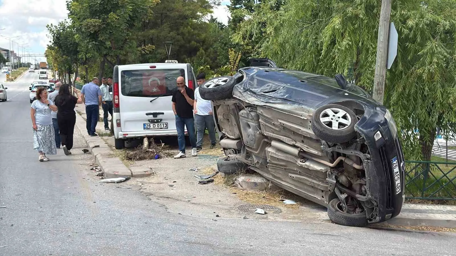 Eskişehir’de dolmuşun çarptığı otomobil yan yattı: 8 yaralı