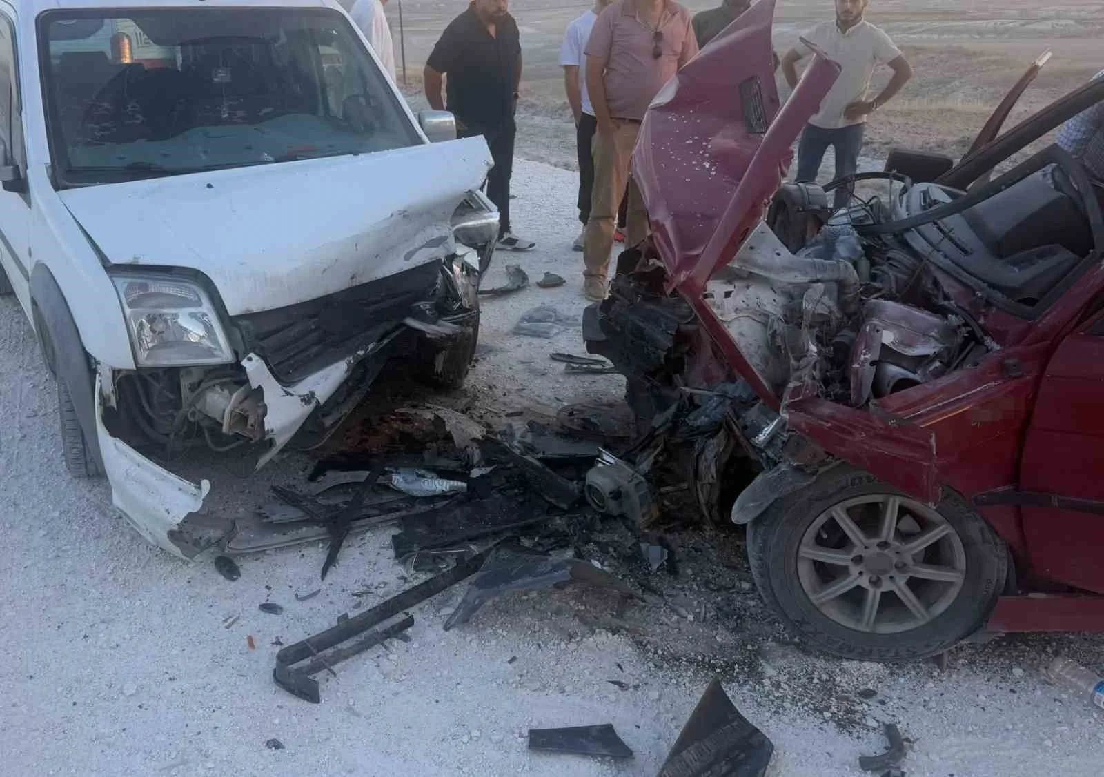 Eskişehir’de iki araç kafa kafaya çarpıştı: 1’i ağır 3 yaralı
