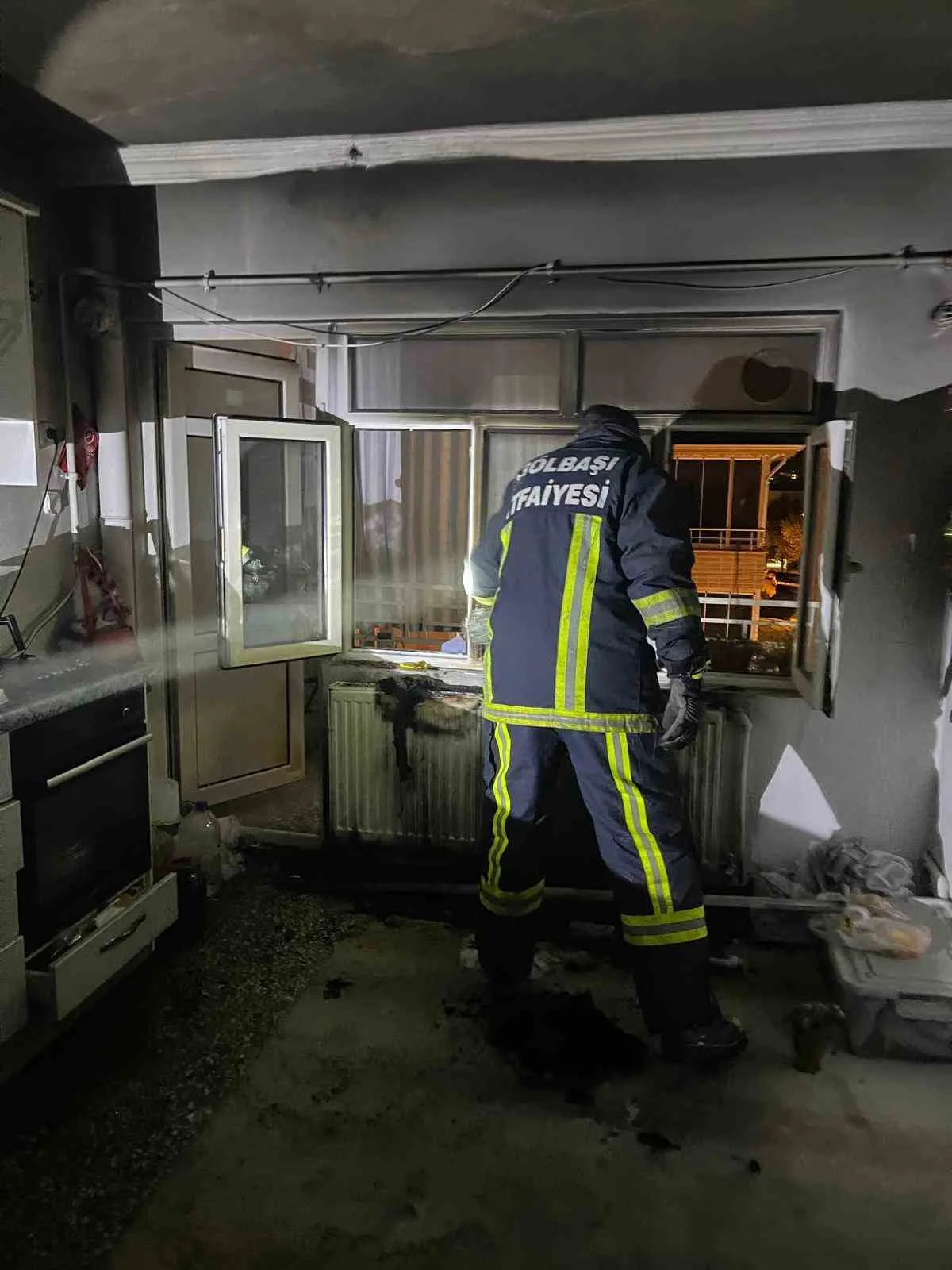 Ev yangınında bir kişi dumandan etkilendi