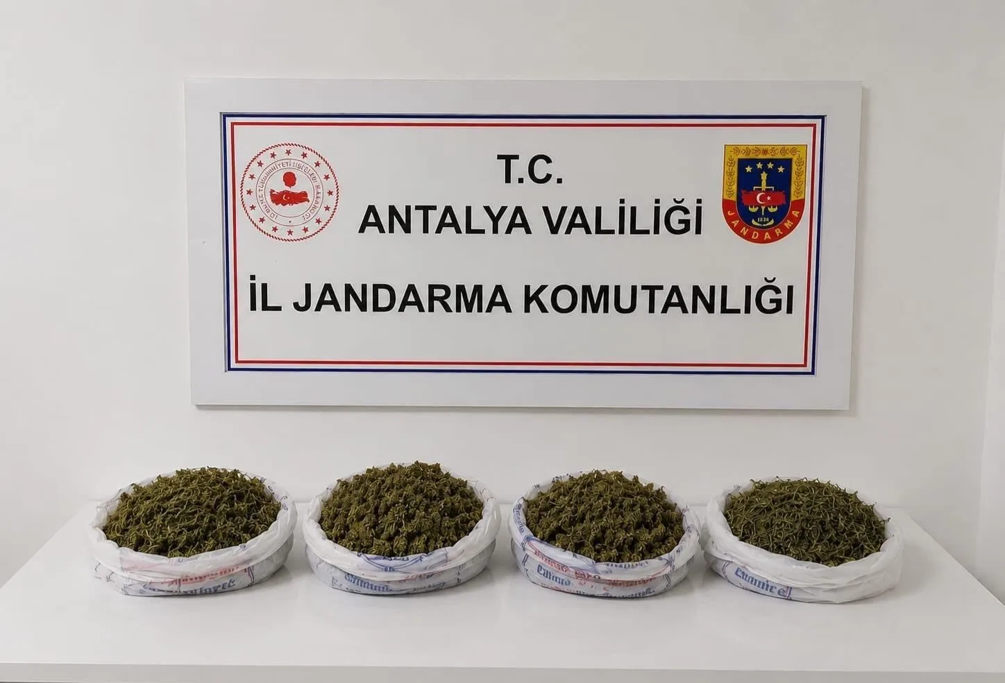 Evde yapılan aramada 1 kilo 979 gram kubar esrar ele geçirildi