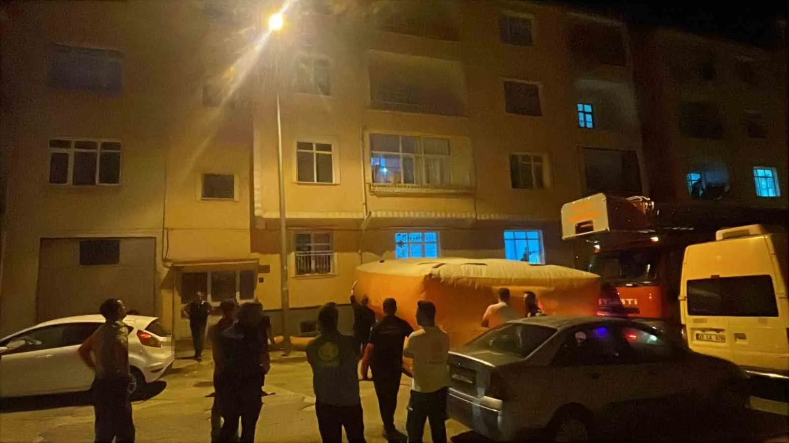 Evinin balkonundan atlamak isteyen şahsı, polisler ikna etti