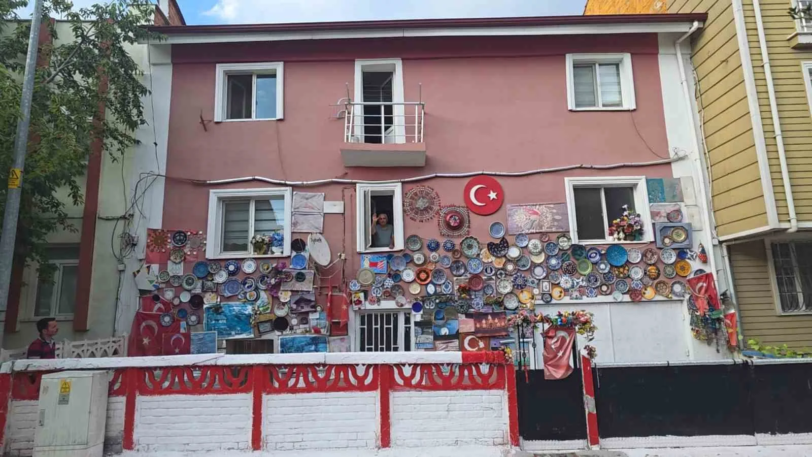 Evinin dış cephesini Kütahya’ya özgü çini tabaklarla kapladı
