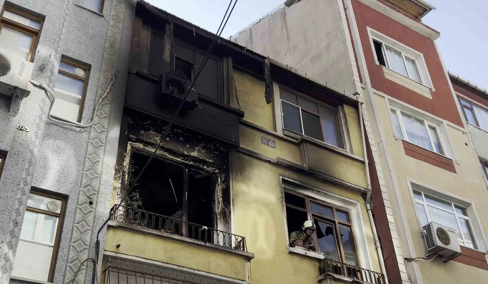 Fatih’te 2 katlı binada çıkan yangında mahsur kalan 4 kişi kurtarıldı