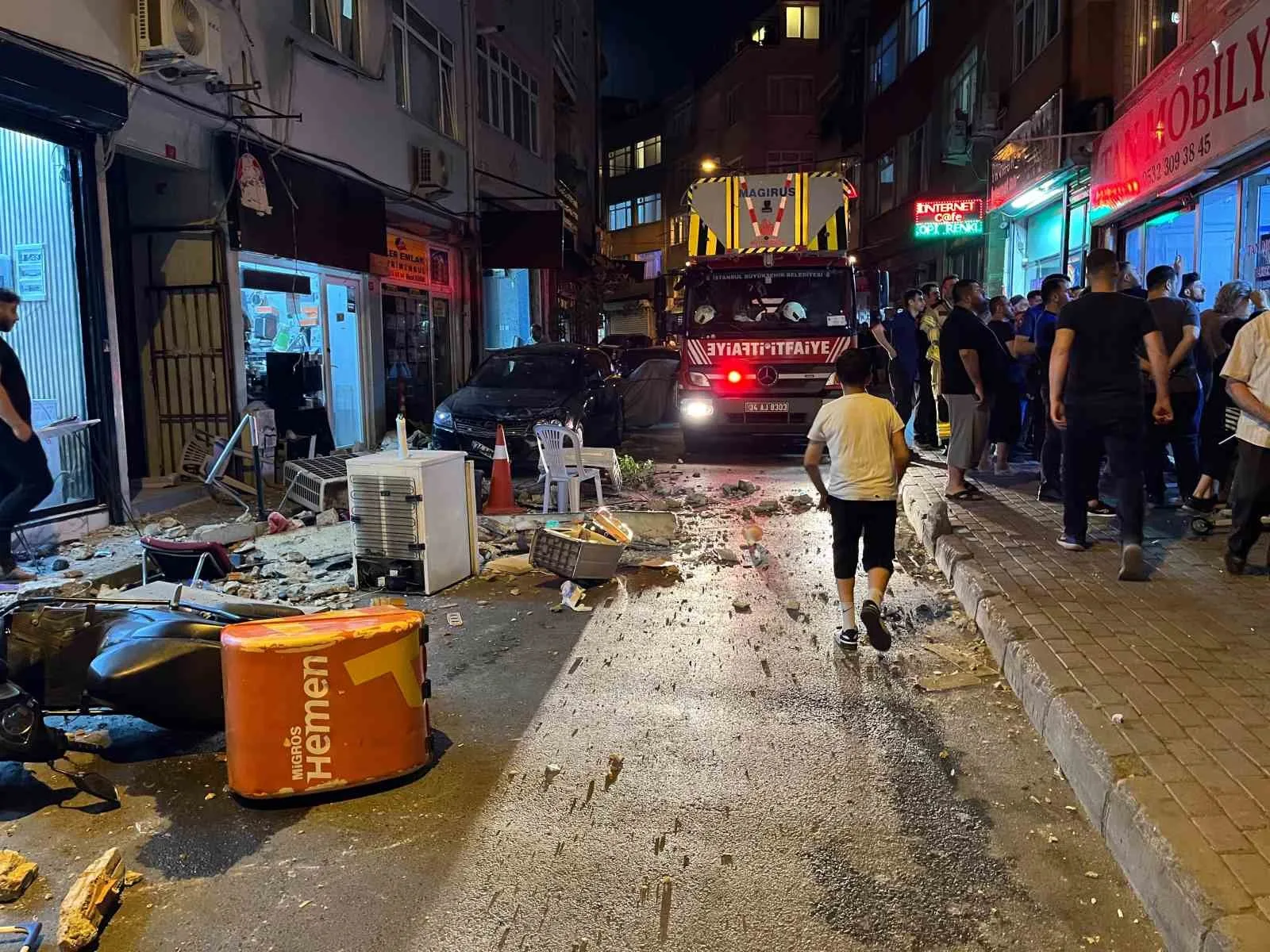 Fatih’te 4 katlı binanın çatısından düşen parçalardan 2 kişi son anda kurtuldu... O anlar kamerada