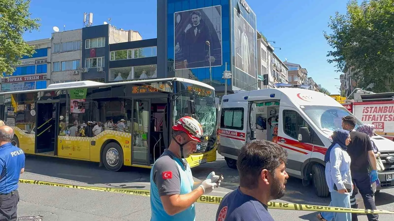 Fatih’te İETT otobüsü ile ambulans çarpıştı: 3 yaralı